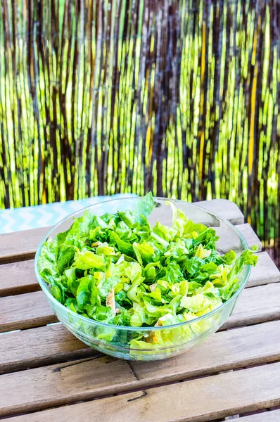 新鮮なグリーンサラダをグラスボウルに入れ — ストック写真