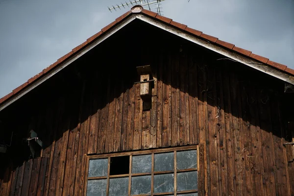 Une Vieille Grange Bois Sous Lumière Soleil Ciel Nuageux Dans — Photo