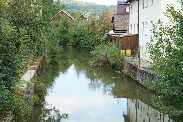 Eine Schöne Aufnahme Aus Dem Hohen Winkel Eines Flussbaches Der — Stockfoto