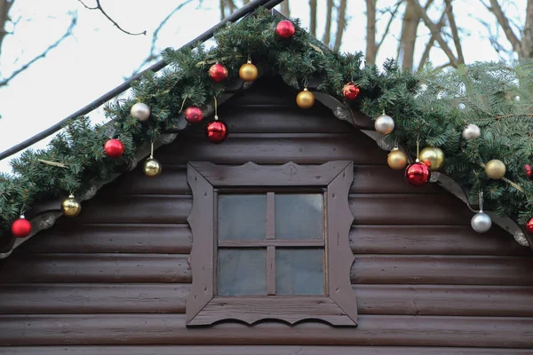 Крыша Здания Украшена Рождественскими Украшениями — стоковое фото