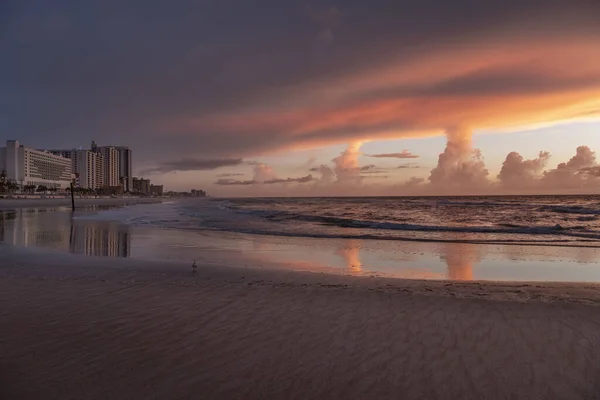 Underbar Bild Stranden Och Fluffiga Molnen Himlen Solnedgången — Stockfoto