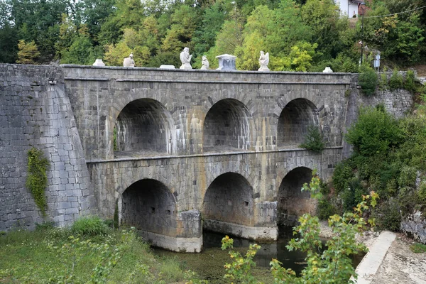 Dvojitý Most Obklopený Zelení Tounj Chorvatsko — Stock fotografie