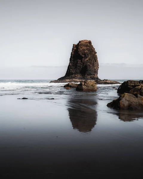 Een Verticaal Shot Van Een Prachtige Kust — Stockfoto