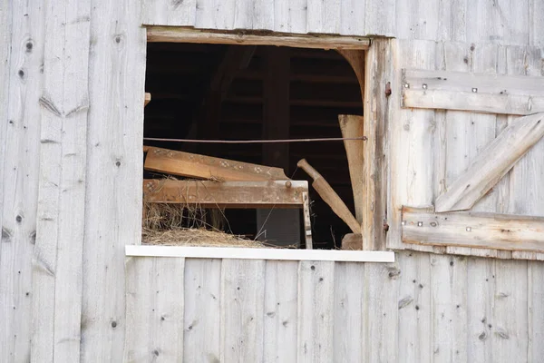 Ein Verlassenes Holzhaus Vom Fenster Aus Gesehen — Stockfoto