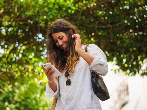 Una Joven Mujer Caucásica Mirando Teléfono Sonriendo — Foto de Stock