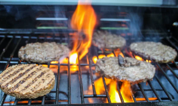 Burger Wołowy Grillu Pomarańczowymi Płomieniami Świąteczny Piknik Grillem — Zdjęcie stockowe