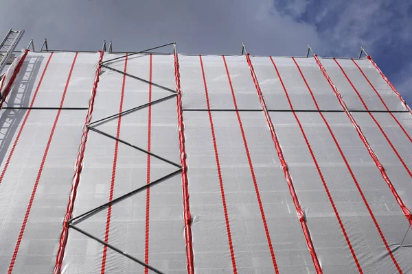 Een Close Van Een Rood Wit Dekzeil Steigers Een Bouwplaats — Stockfoto