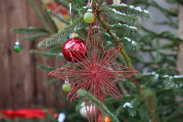 Primo Piano Albero Natale Decorato Con Ornamenti Colorati Con Uno — Foto Stock