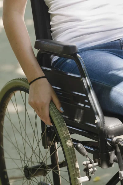 Sebuah Gambar Vertikal Roda Kursi Roda Dengan Tangan Perempuan Bertumpu — Stok Foto