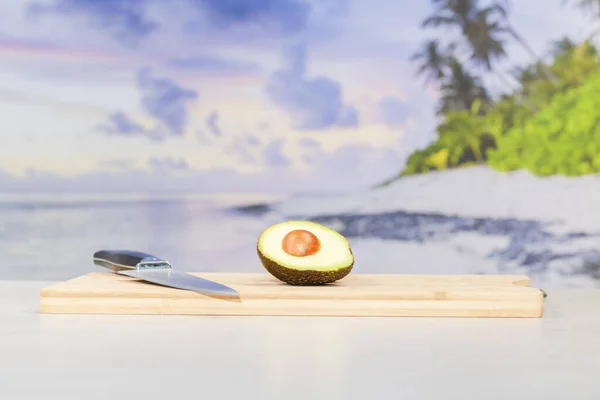 Avocat Ouvert Avec Graine Côté Couteau Cuisine Sur Une Planche — Photo