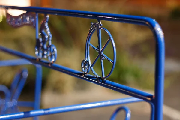 Вибірковий Фокус Знімок Синього Прикрашеного Металу Парку — стокове фото