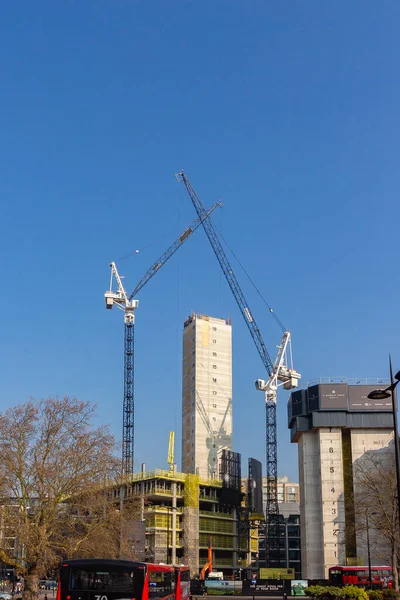 Plan Vertical Une Vue Sur Ville Avec Deux Grandes Grues — Photo