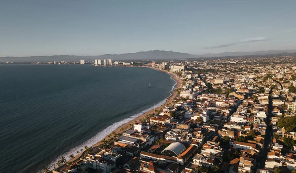 Una Toma Aérea Una Ciudad Costera — Foto de Stock