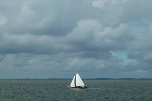 Tiro Ângulo Alto Barco Vela Mar — Fotografia de Stock