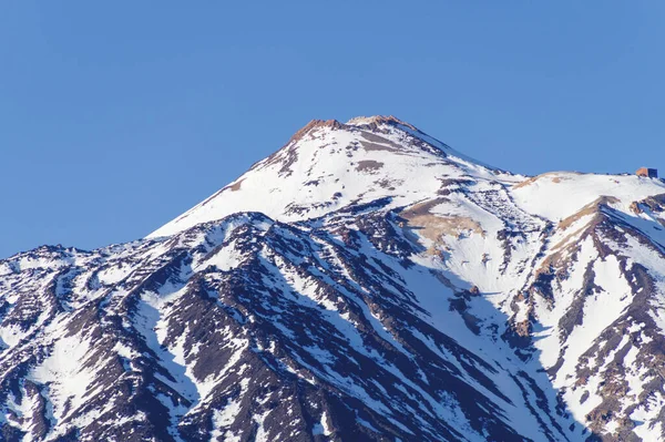 Όμορφο Βουνό Καλυμμένο Χιόνι Κάτω Από Τον Γαλάζιο Ουρανό — Φωτογραφία Αρχείου