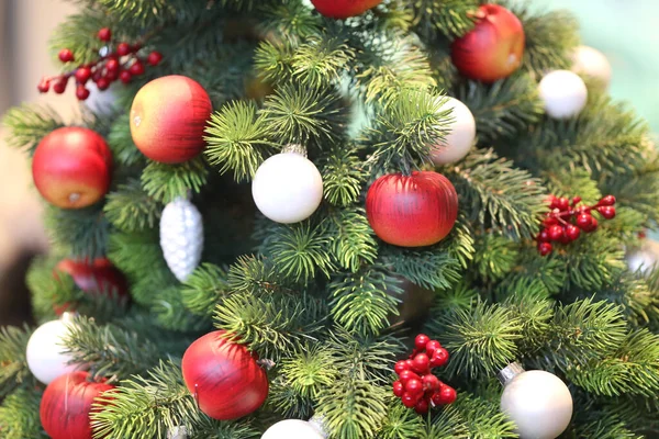 Ένα Κοντινό Πλάνο Από Όμορφες Φωτεινές Μπάλες Κρέμονται Στο Χριστουγεννιάτικο — Φωτογραφία Αρχείου