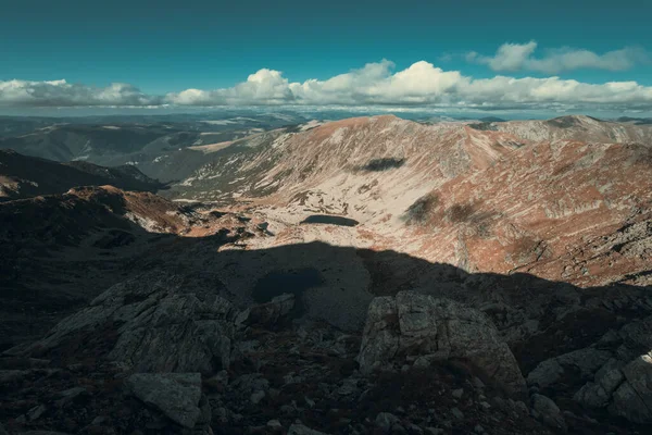 Güneşin Altında Kayalık Bir Dağ Manzarasının Güzel Bir Görüntüsü — Stok fotoğraf