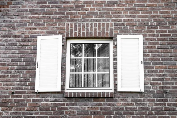 Eine Kleine Winkelaufnahme Eines Fensters Eines Gebäudes — Stockfoto