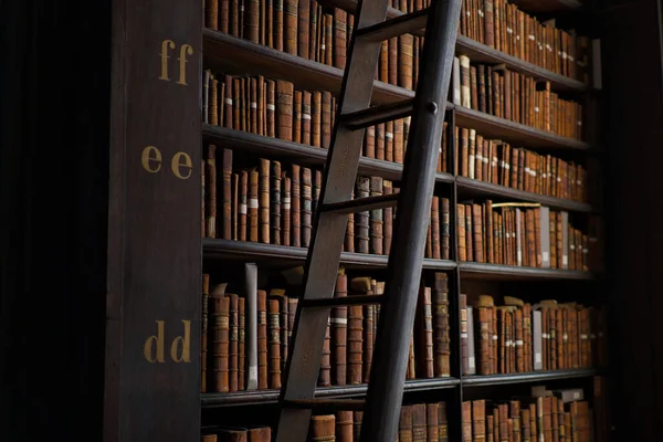 Een Close Shot Van Boekenplanken Bibliotheek Met Oude Boeken — Stockfoto