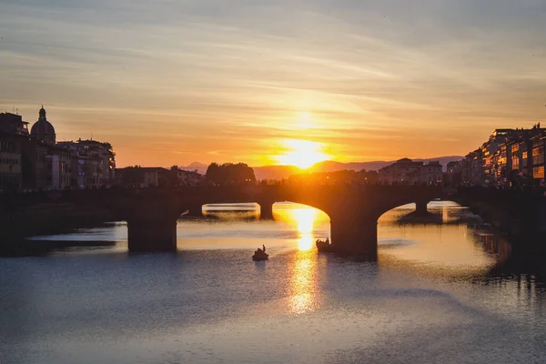 Una Fascinante Toma Atardecer Sobre Puente Florencia Italia — Foto de Stock