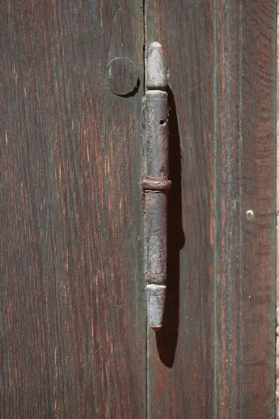 Nahaufnahme Eines Metallscharniers Einer Alten Braunen Holztür Deutschland — Stockfoto