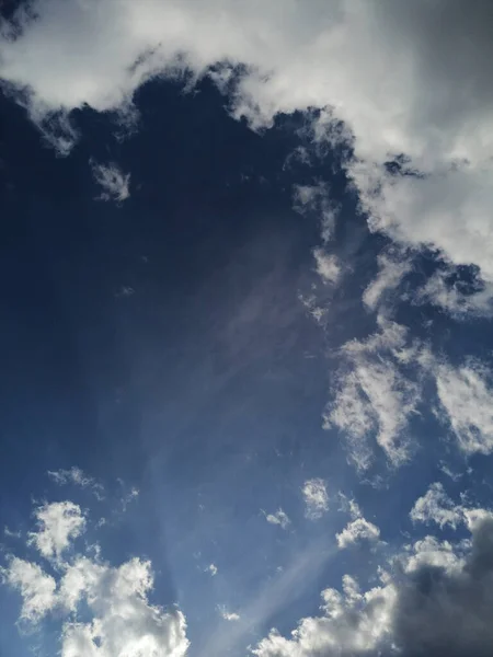 Angle Bas Ciel Bleu Vif Avec Des Nuages — Photo