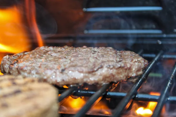 Hambúrguer Carne Churrasqueira Com Chamas Laranja Churrasco Piquenique Férias — Fotografia de Stock