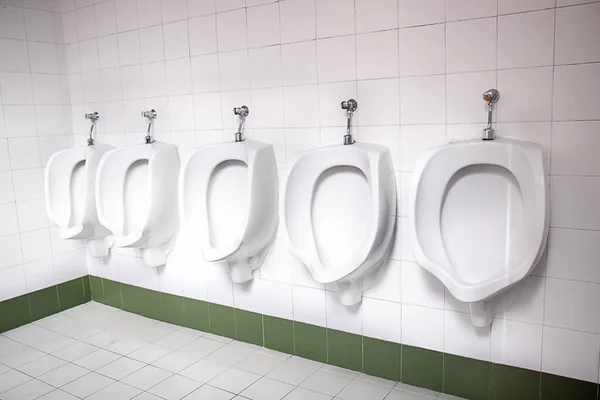 Une Rangée Urinoirs Blancs Dans Les Toilettes Publiques — Photo