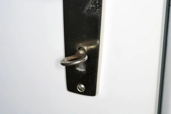 Tiro Perto Uma Chave Metal Fechadura Porta — Fotografia de Stock