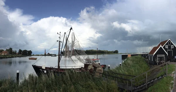 Enkhuizen Netherlands Aug 2019 Enkhuizen 배경에 전통적 네덜란드 마을이 어선의 — 스톡 사진