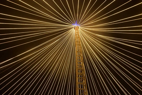 Una Torre Iluminada Con Luces Por Noche —  Fotos de Stock