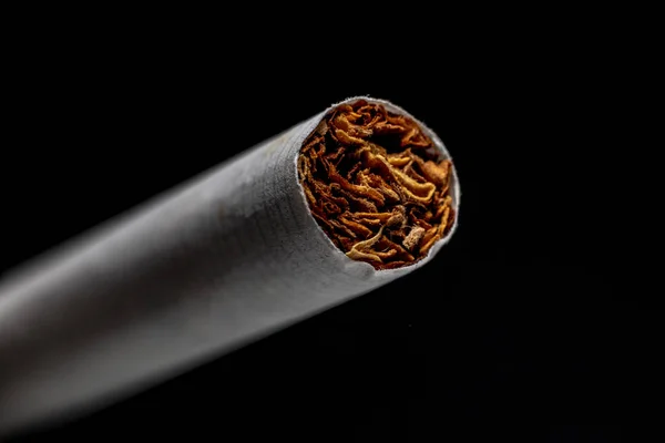 Detailní Záběr Cigarety Pod Světly Izolovanými Černém Pozadí — Stock fotografie