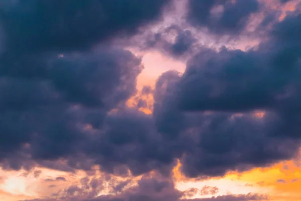 日没の間にカラフルな雲のクローズアップショット — ストック写真