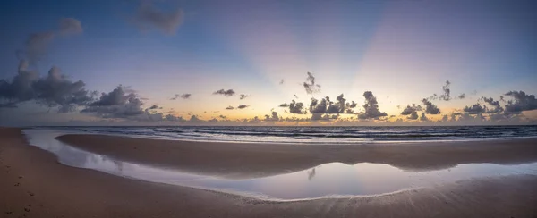 Une Vue Panoramique Plage Des Nuages Moelleux Dans Ciel Coucher — Photo