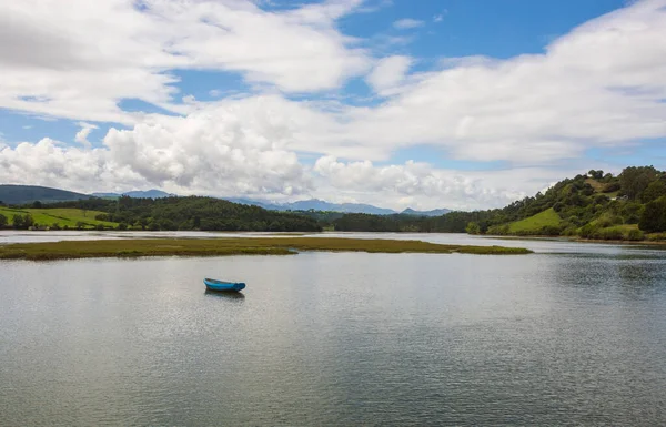 在美丽的湖面上划着独木舟 四周环绕着小山 — 图库照片