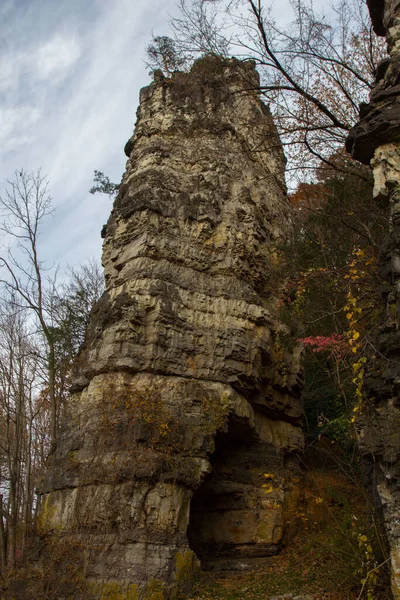 Egy Függőleges Lövés Szikla Outcrops Alatt Felhős Virginiában Usa Ban — Stock Fotó