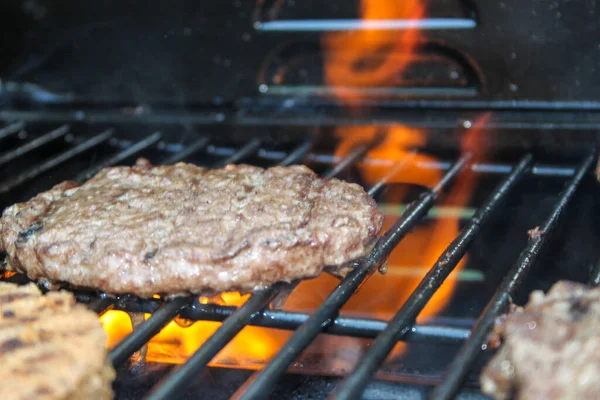 Hambúrguer Carne Churrasqueira Com Chamas Laranja Churrasco Piquenique Férias — Fotografia de Stock