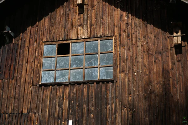 Tiro Ângulo Baixo Das Janelas Uma Casa Madeira — Fotografia de Stock