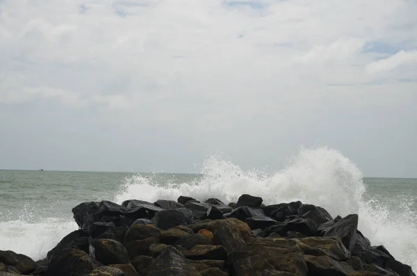 Ocean Waves Hitting Rocks Great Wallpapers — Stock Photo, Image