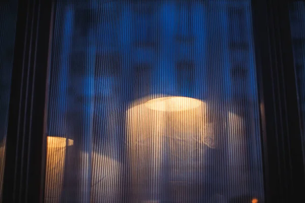 Perdenin Arkasındaki Evdeki Işık — Stok fotoğraf