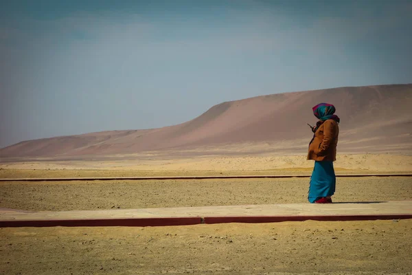 Kobieta Długimi Płynnymi Ubraniami Stojąca Samotnie Pustyni — Zdjęcie stockowe