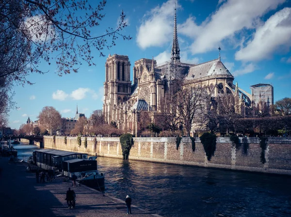 2019年4月4日 所有照片都与2019年在法国名人堂失火前的巴黎之行相对应 — 图库照片