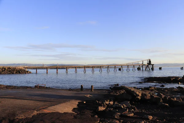 Vacker Bild Ett Däck Som Leder Till Havet Vid Solnedgången — Stockfoto