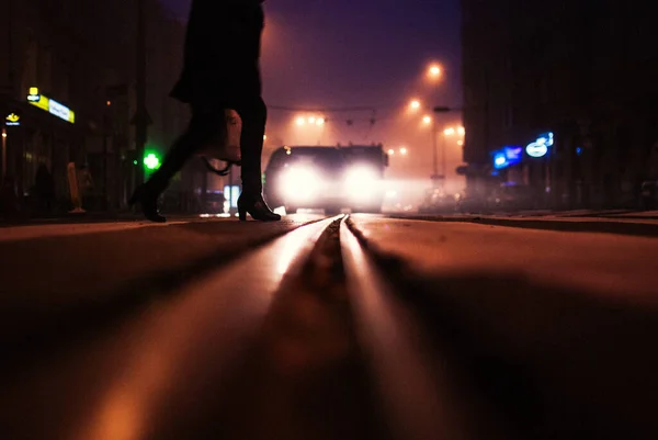 Geceleyin Caddeden Geçen Bir Adam Arkasında Araba Işıkları Olan — Stok fotoğraf