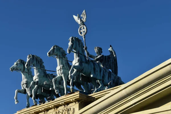 柏林勃兰登堡门的雕塑 — 图库照片