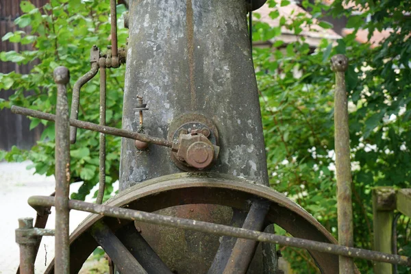 Una Rueda Oxidada Junto Árbol —  Fotos de Stock