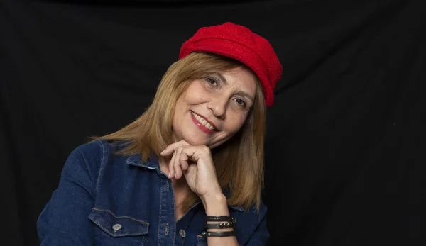 Nahaufnahme Einer Hispanischen Frau Jeanskleid Und Rotem Hut Vor Schwarzem — Stockfoto