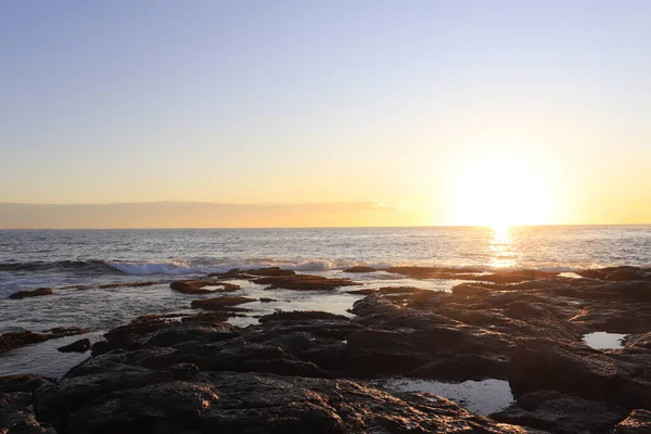 Piękne Ujęcie Skalistego Wybrzeża Oceanem Zachodzie Słońca — Zdjęcie stockowe