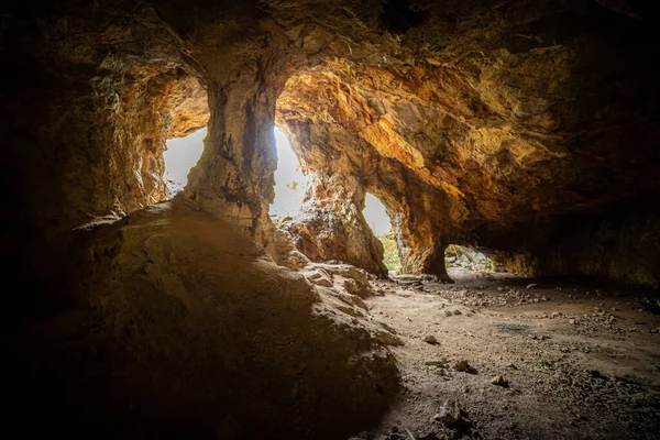 Μια Σπηλιά Όμορφους Βραχώδεις Σχηματισμούς Στο Εσωτερικό — Φωτογραφία Αρχείου