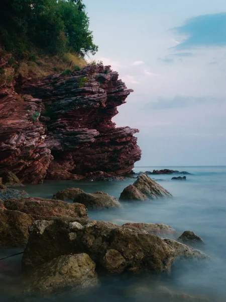 Kayalık Bir Sahilin Dikey Görüntüsü — Stok fotoğraf